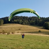 Andrzejówka - Klina Paragliding Fly, Makoś ląduje.
