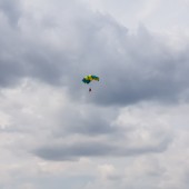 Gminny Piknik Lotniczy - skoki spadochronowe na celność lądowania.
